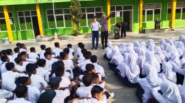 Kapolres Garut AKBP Rohman Yonky Dilatha, S.I.K, M.Si, menginstruksikan seluruh personil Polres Garut beserta Polsek jajaran untuk melaksanakan program Polres Garut Police Goes To School. Selasa (31/10/2023).                           