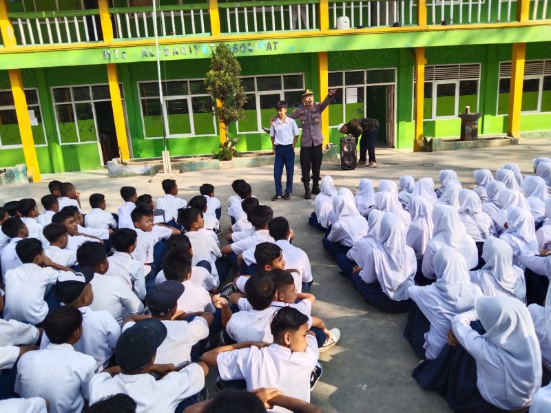 Kapolres Garut AKBP Rohman Yonky Dilatha, S.I.K, M.Si, menginstruksikan seluruh personil Polres Garut beserta Polsek jajaran untuk melaksanakan program Polres Garut Police Goes To School. Selasa (31/10/2023).                           