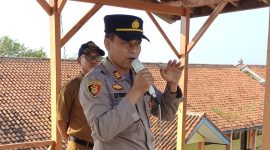 Kapolres Garut AKBP Rohman Yonky Dilatha, S.I.K, M.Si, menginstruksikan seluruh personil Polres Garut beserta Polsek jajaran untuk melaksanakan program Polres Garut Police Goes To School. Senin (30/10/2023).                            