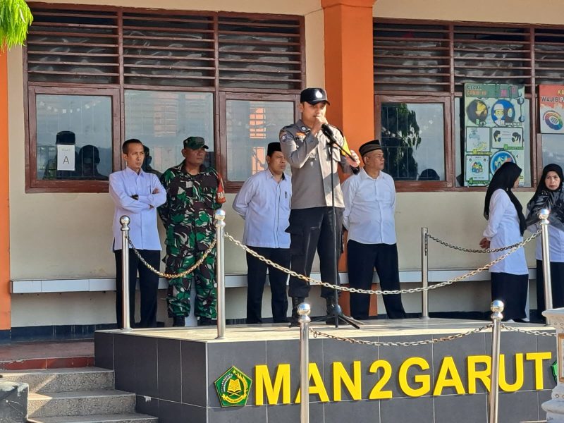 Kapolres Garut AKBP Rohman Yonky Dilatha, S.I.K, M.Si, menginstruksikan seluruh personil Polres Garut beserta Polsek jajaran untuk melaksanakan program Polres Garut Police Goes To School. Senin (30/10/2023).                           