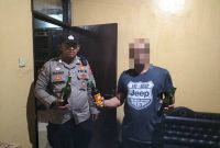 Anggota Polsek Limbangan Polres Garut melaksanakan patroli dan operasi miras ke sekitar di Kampung Cikelepu Desa Limbangan Timur Kecamatan Limbangan Kabupaten Garut. Senin (30/10/2023).
