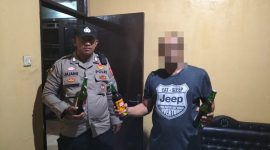 Anggota Polsek Limbangan Polres Garut melaksanakan patroli dan operasi miras ke sekitar di Kampung Cikelepu Desa Limbangan Timur Kecamatan Limbangan Kabupaten Garut. Senin (30/10/2023).