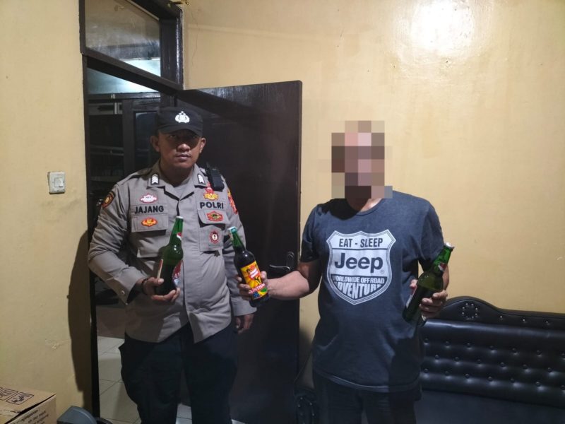 Anggota Polsek Limbangan Polres Garut melaksanakan patroli dan operasi miras ke sekitar di Kampung Cikelepu Desa Limbangan Timur Kecamatan Limbangan Kabupaten Garut. Senin (30/10/2023).