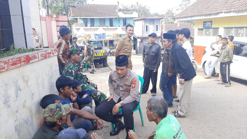 Dalam rangka Operasi Mantap Brata Lodaya tahun 2023, Kapolsek Pasirwangi Polres Garut AKP Abusono melaksanakan kegiatan silaturahmi dengan warga sebagai sarana cooling system menjelang pemilu pada Februari tahun 2024 di Kecamatan Pasirwangi Kabupaten Garut. Senin (30/10/2023).