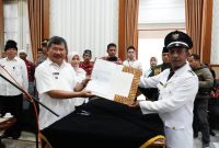Bupati Garut, Rudy Gunawan, melantik dua Kepala Desa Pergantian Antar Waktu (PAW) di Ruang Pamengkang, Kecamatan Garut Kota, Kabupaten Garut, pada Rabu (1/11/2023).