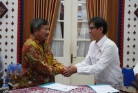 Bupati Garut, Rudy Gunawan, bersama Kepala Balai Besar Konservasi Sumber Daya Alam (KSDA) Jawa Barat, Irawan Assad, melakukan penandatanganan Perjanjian Kerja Sama (PKS) di Ruang Pamengkang, Kecamatan Garut Kota, Kabupaten Garut, Kamis (02/10/2023).