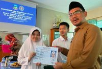 Wakil Bupati Garut, dr. Helmi Budiman, turut serta dalam acara penyerahan Kartu Tanda Penduduk Elektronik (KTP-E) kepada santri Pondok Pesantren Darul Arqam. Acara ini diselenggarakan oleh Dinas Kependudukan dan Pencatatan Sipil (Disdukcapil) Garut, Selasa (7/11/2023).