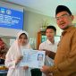 Wakil Bupati Garut, dr. Helmi Budiman, turut serta dalam acara penyerahan Kartu Tanda Penduduk Elektronik (KTP-E) kepada santri Pondok Pesantren Darul Arqam. Acara ini diselenggarakan oleh Dinas Kependudukan dan Pencatatan Sipil (Disdukcapil) Garut, Selasa (7/11/2023).