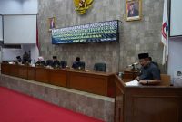 |Bupati Garut, Rudy Gunawan, hadir dalam Rapat Paripurna DPRD Kabupaten Garut Masa Sidang III Tahun 2023 dalam rangka  pembahasan dua Raperda Prakarsa DPRD Kabupaten Garut. Acara tersebut berlangsung di Ruang Rapat Paripurna DPRD Garut, Senin (13/11/2023).
