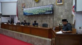 |Bupati Garut, Rudy Gunawan, hadir dalam Rapat Paripurna DPRD Kabupaten Garut Masa Sidang III Tahun 2023 dalam rangka  pembahasan dua Raperda Prakarsa DPRD Kabupaten Garut. Acara tersebut berlangsung di Ruang Rapat Paripurna DPRD Garut, Senin (13/11/2023).
