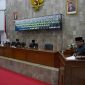 |Bupati Garut, Rudy Gunawan, hadir dalam Rapat Paripurna DPRD Kabupaten Garut Masa Sidang III Tahun 2023 dalam rangka  pembahasan dua Raperda Prakarsa DPRD Kabupaten Garut. Acara tersebut berlangsung di Ruang Rapat Paripurna DPRD Garut, Senin (13/11/2023).
