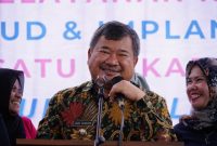 Bupati Garut, Rudy Gunawan, resmi membuka Gebyar Bakti Sosial Pelayanan Keluarga Berencana (KB) dalam rangka Satu Dekade Rudy Helmi di Rumah Sakit Medina, Kecamatan Wanaraja, Kabupaten Garut, Selasa (14/11/2023).