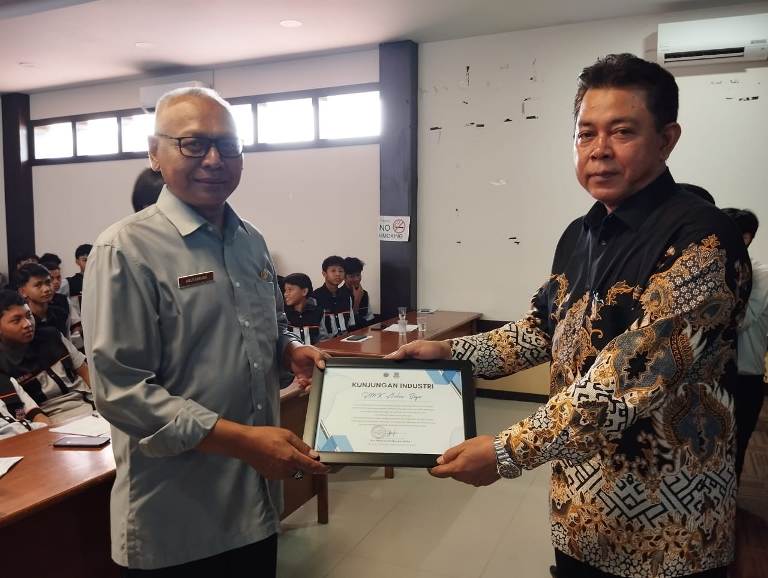 Dinas Komunikasi dan Informatika (Diskominfo) Kabupaten Garut menyambut kunjungan industri dari Sekolah Menengah Kejuruan (SMK) Aulia Bogor dengan antusias. Rombongan sebanyak 100 siswa ini diterima resmi Sekretaris Diskominfo, Agus Barjah, di Aula Dinas Pertanian, Selasa (14/11/2023),