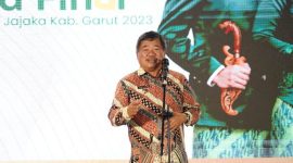 Kehadiran Bupati Garut, Rudy Gunawan, di Ballroom Hotel Harmoni di Jalan Cipanas Baru menambah semaraknya Grand Final Pasanggiri Mojang Jajaka (MOKA) Kabupaten Garut Tahun 2023, Kamis malam (23/11/2023).
