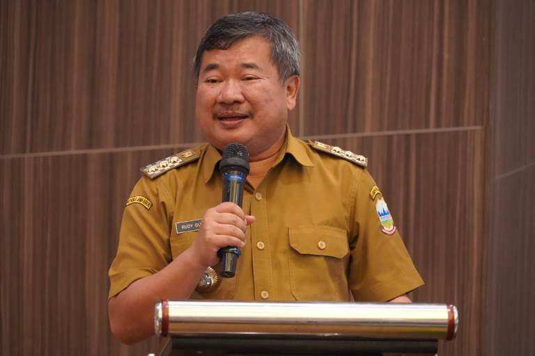 Bupati Garut, Rudy Gunawan, secara resmi membuka kegiatan Peningkatan Peran Tenaga Kesejahteraan Sosial Kecamatan (TKSK) dan Pekerja Sosial Masyarakat (PSM) dalam mendampingi Program Kesejahteraan Sosial, di Ballroom Kassiti Fave Hotel, Senin (27/11/2023).