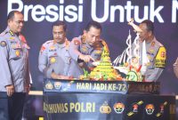 Kapolri Jenderal Polisi Drs. Listyo Sigit Prabowo menghadiri puncak Hari Jadi Ke-72 Humas Polri di  Gedung Tribrata, Jakarta Selatan, Selasa (31/10/23). Kehadiran Jenderal Sigit didampingi Kadiv Humas Polri Irjen. Pol. Sandi Nugroho dan disambut seluruh pejabat utama Divisi Humas serta jajaran.