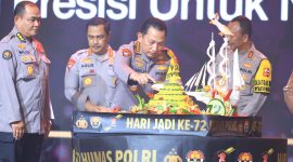 Kapolri Jenderal Polisi Drs. Listyo Sigit Prabowo menghadiri puncak Hari Jadi Ke-72 Humas Polri di  Gedung Tribrata, Jakarta Selatan, Selasa (31/10/23). Kehadiran Jenderal Sigit didampingi Kadiv Humas Polri Irjen. Pol. Sandi Nugroho dan disambut seluruh pejabat utama Divisi Humas serta jajaran.