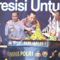 Kapolri Jenderal Polisi Drs. Listyo Sigit Prabowo menghadiri puncak Hari Jadi Ke-72 Humas Polri di  Gedung Tribrata, Jakarta Selatan, Selasa (31/10/23). Kehadiran Jenderal Sigit didampingi Kadiv Humas Polri Irjen. Pol. Sandi Nugroho dan disambut seluruh pejabat utama Divisi Humas serta jajaran.