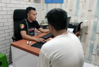 Kapolres Garut AKBP Rohman Yonky Dilatha, S.I.K, M.Si, melalui Kasat Res Narkoba Polres Garut AKP Jimy Ridwan Sihite mengatakan pelaku “DJ” (22) ditangkap di kediamannya di Kecamatan Cisewu Kabupaten Garut. Senin (30/10/2023).