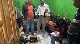 Sat Narkoba Polres Garut Kembali mengamankan ratusan miras (minuman keras) yang di sita di Wilayah Kecamatan Leles Garut, Rabu (1/11/2023) 20.00 Wib.