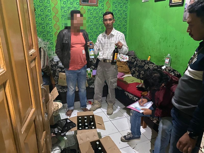 Sat Narkoba Polres Garut Kembali mengamankan ratusan miras (minuman keras) yang di sita di Wilayah Kecamatan Leles Garut, Rabu (1/11/2023) 20.00 Wib.