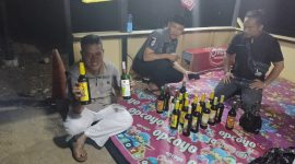 Masih dalam rangka memberantas maraknya peredaran minuman keras di Kecamatan Malangbong, Polsek Malangbong Polres Garut gencar laksanakan Operasi Pekat (penyakit masyarakat) dengan sasaran minuman keras. Rabu (01/11/2023).
