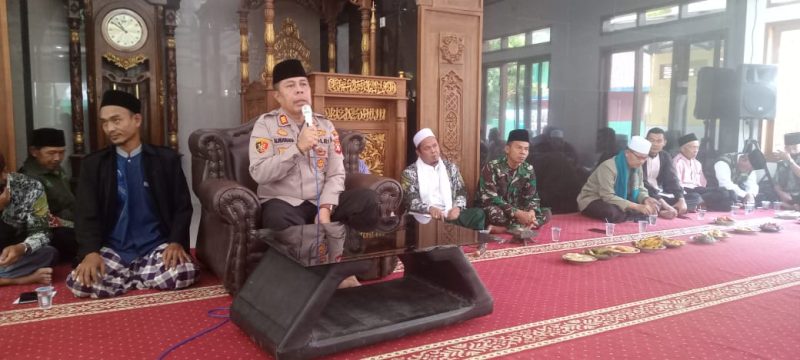 Bertempat di Kompleks Pondok Pesantren Nurul Huda Yaspinda Datar Kendal Desa Cisompet Kecamatan Cisompet Kabupaten, Polsek Cisompet Polres Garut turut hadir dalam kegiatan pengajian rutin bulanan dan peletakan batu pertama pembangunan gedung sekretariat MWC NU Kec. Cisompet Kab. Garut. Kamis (02/11/2023).