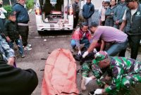 Polsek Cikajang Polres Garut lakukan Cek TKP Temu Mayat Laki laki. Lokasi penemuan mayat berjenis kelamin Laki laki di pinggir jalan Kampung Cimanuk Rt.01 Rw.07 Desa Mekarsari Kecamatan Cikajang Kab. Garut. Sabtu (4/11/2023) pukul 04.30 Wib.