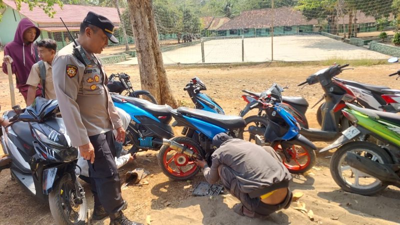 Dalam rangka pemeliharaan kamtibmas dan menciptakan situasi keamanan dan ketertiban masyarakat yang kondusif.  Polsek Cikelet Polres Garut melaksanakan operasi penertiban knalpot bising di Wilayah hukum Polres Garut. Jum’at (03/11/2023).