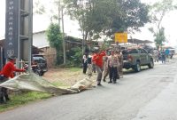 Polsek Samarang Polres Garut damping Sat Pol PP Kecamatan Samarang lakukan penertiban APS atau Alat Peraga Sosialisasi yang sudah berbentuk APK atau Alat Peraga Kampanye di wilayah Kecamatan Samarang. 