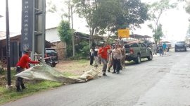 Polsek Samarang Polres Garut damping Sat Pol PP Kecamatan Samarang lakukan penertiban APS atau Alat Peraga Sosialisasi yang sudah berbentuk APK atau Alat Peraga Kampanye di wilayah Kecamatan Samarang. 