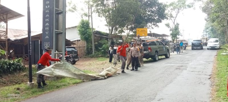 Polsek Samarang Polres Garut damping Sat Pol PP Kecamatan Samarang lakukan penertiban APS atau Alat Peraga Sosialisasi yang sudah berbentuk APK atau Alat Peraga Kampanye di wilayah Kecamatan Samarang. 