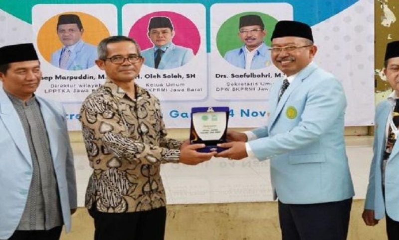 Badan Komunikasi Pemuda Remaja Masjid Indonesia (BKPRMI) Provinsi Jawa Barat menggelar acara Workshop Kurikulum Lembaga Pembinaan dan Pengembangan Taman Kanak-kanak Al Qur'an (LPPTKA) BKPRMI 2020 Tingkat Jawa Barat. Acara berlangsung di Islamic Center Garut, Jalan Pramuka, Kecamatan Tarogong Kidul, Kabupaten Garut, Sabtu (4/11/2023).