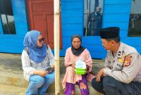 Kapolsubsektor Cigedug Polsek Cigedug Polres Garut melakukan pengamanan dan monitoring penyaluran Bantuan Pemberian makanan untuk Lansia. 