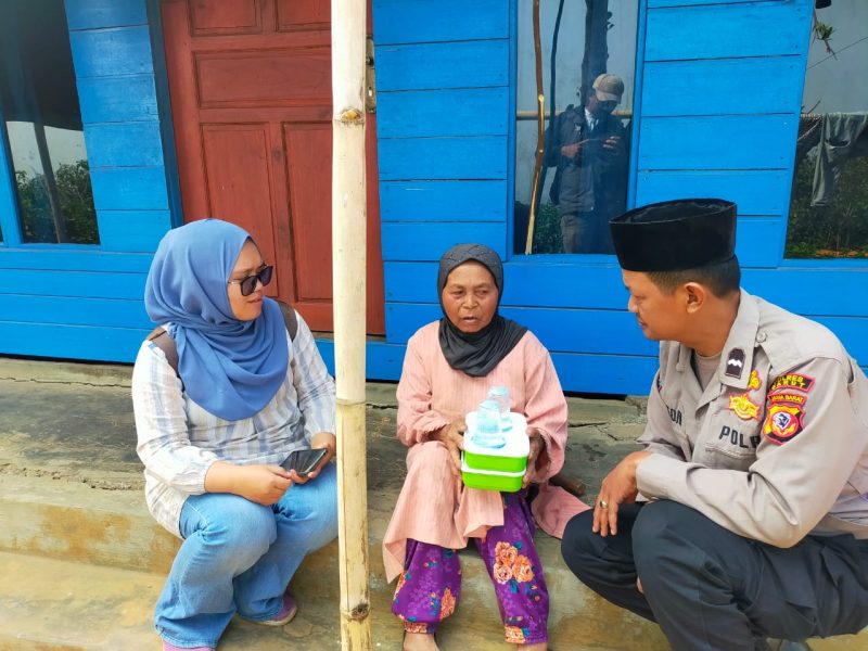 Kapolsubsektor Cigedug Polsek Cigedug Polres Garut melakukan pengamanan dan monitoring penyaluran Bantuan Pemberian makanan untuk Lansia. 