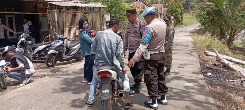 Dalam rangka pemeliharaan kamtibmas dan menciptakan situasi keamanan dan ketertiban masyarakat yang kondusif, Polsek Singajaya Polres Garut melaksanakan operasi penertiban knalpot bising di Wilayah hukum Polsek Singajaya. Senin (6/11/2023).