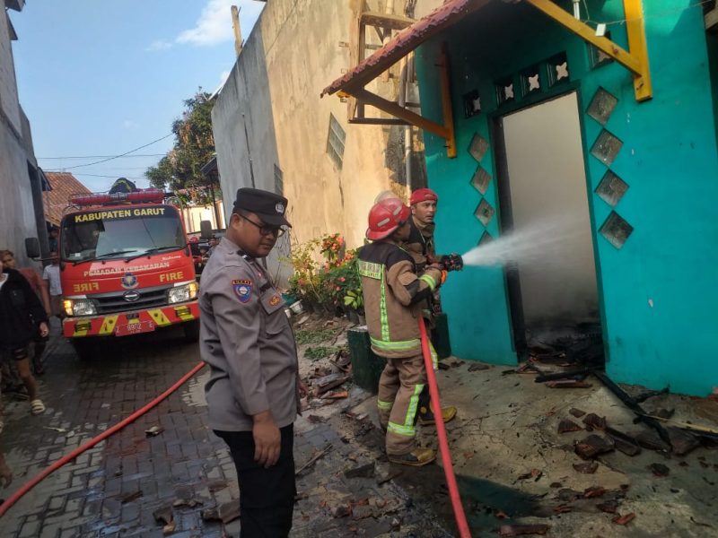 Rumah milik H.Dadan warga Kampung Sirnarasa yang berukuran 10m x 12m tersebut dilaporkan terbakar pada hari Senin tanggal 06 November 2023 sekitar pukul 16.00 WIB.