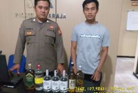 Masih dalam rangka memberantas maraknya peredaran minuman keras di Kecamatan Wanaraja, Polsek Wanaraja Polres Garut gencar laksanakan Operasi Pekat (penyakit masyarakat) dengan sasaran minuman keras. Selasa (07/11/2023).