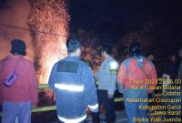 Polsek Cikajang Polres Garut monitoring kebakaran yang menimpa Satu Unit Pabrik Tahu di Kampung Patrol Desa Mekarsari Kecamatan Cikajang Kabupaten Garut. Selasa (07/11/2023).