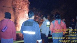 Polsek Cikajang Polres Garut monitoring kebakaran yang menimpa Satu Unit Pabrik Tahu di Kampung Patrol Desa Mekarsari Kecamatan Cikajang Kabupaten Garut. Selasa (07/11/2023).