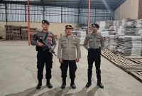 Personil Polres Garut terus melaksanakan kegiatan pengamanan gudang yang menjadi tempat penyimpanan logistik untuk Pemilu 2024. Rabu (08/11/2023).
