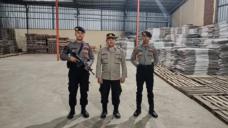 Personil Polres Garut terus melaksanakan kegiatan pengamanan gudang yang menjadi tempat penyimpanan logistik untuk Pemilu 2024. Rabu (08/11/2023).