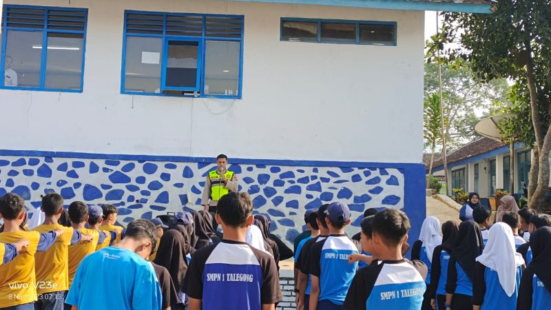 Kapolres Garut AKBP Rohman Yonky Dilatha, S.I.K, M.Si, menginstruksikan seluruh personil Polres Garut beserta Polsek jajaran untuk melaksanakan program Polres Garut Police Goes To School. Rabu (08/11/2023).                             