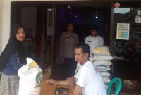 Polsek Cikajang Polres Garut lakukan monitoring penyaluran bantuan pangan pemerintah tahun 2023 untuk warga Desa Padasuka Kecamatan Cikajang Kabupaten Garut. Rabu (08/11/2023).