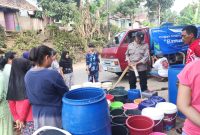 Pada hari Rabu tanggal 08 November 2023 sekitar pukul 10.00 WIB, Polsubsektor Cigedug Polsek Bayongbong Polres Garut yang didampingi oleh PT. PNM ( Permodalan Nasional Mandiri ), dan tokoh masyarakat Kampung Baruear Lebak Desa Sindangsari Kecamatan Cigedug Kabupaten Garut.
