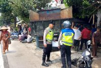 Polsek Malangbong Polres Garut Cek Tkp kecelakaan kendaraan yang terjadi di Jalan Raya Tasikmalaya – Malangbong tepatnya di Kampung Andir Desa Campaka Kecamatan Malangbong Kabupaten Garut. Kamis (09/11/2023).