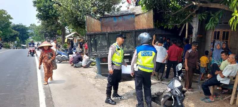 Polsek Malangbong Polres Garut Cek Tkp kecelakaan kendaraan yang terjadi di Jalan Raya Tasikmalaya – Malangbong tepatnya di Kampung Andir Desa Campaka Kecamatan Malangbong Kabupaten Garut. Kamis (09/11/2023).