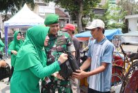 Kodim 0611/Garut, kembali melaksanakan kegiatan Jum'at berkah dipimpin langsung oleh Komandan Kodim 0611/Garut, Letkol Czi Dhanisworo, S. Sos didampingi Ibu Ketua Persit KCK Cabang XXII Dim Garut  Ny. Popy Dhanisworo turut hadir juga para perwira staf Kodim 0611/Garut beserta Ibu-Ibu pengurus Persit KCK Cabang XXII Dim Garut