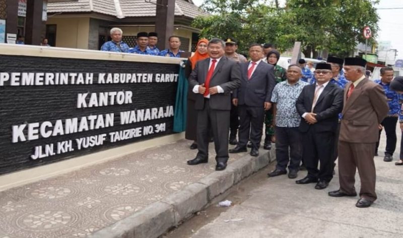 Masih dalam nuansa Hari Pahlawan, Bupati Garut, Rudy Gunawan, secara simbolis meresmikan Jalan K.H. Yusuf Tauzirie di area Kantor Kecamatan Wanaraja. Penamaan jalan baru tersebut  berdasarkan Surat Keputusan Bupati Garut Nomor : 100.3.3.2/KEP.804-DISHUB/2023 tentang Penetapan Nama-Nama Jalan.  