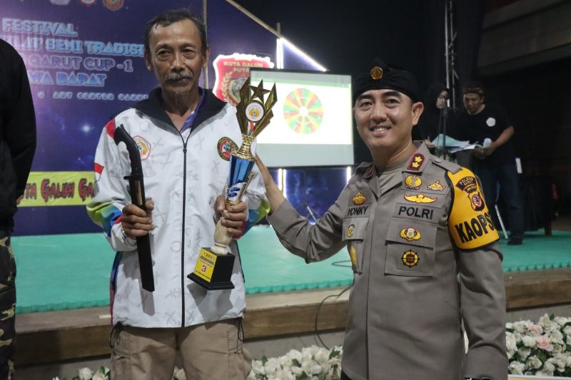 Festival pencak silat Kapolres Cup yang pertama di Gelar di Gedung Art Center Tarogong Kidul, Garut sejak Jumat (10/11/2024), hingga Minggu (12/11/2023). 